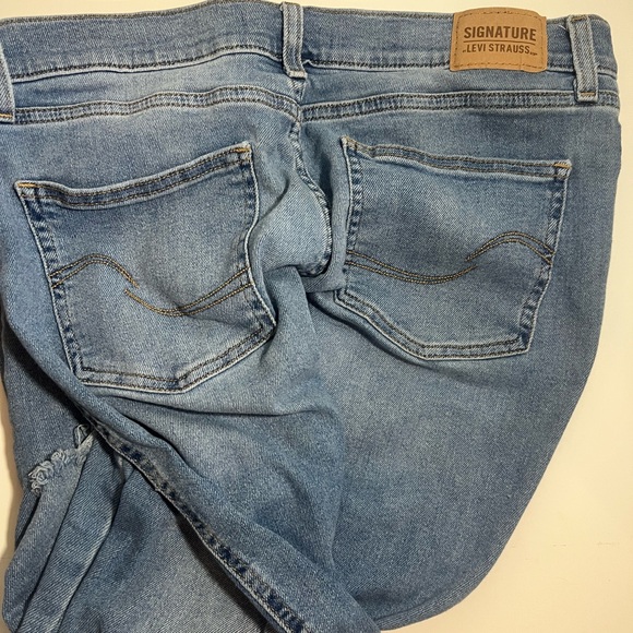 Levi Strauss Signature Women’s Mid Rise Slim Fit Boyfriend Jeans Size 10 Denim - Picture 2 of 5
